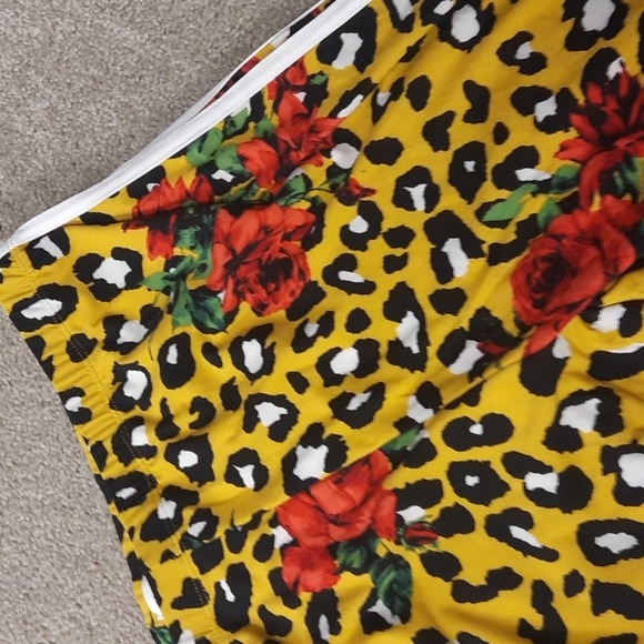 Eyecandy yellow cheetah with red roses size 2 X leggings - Picture 4 of 7